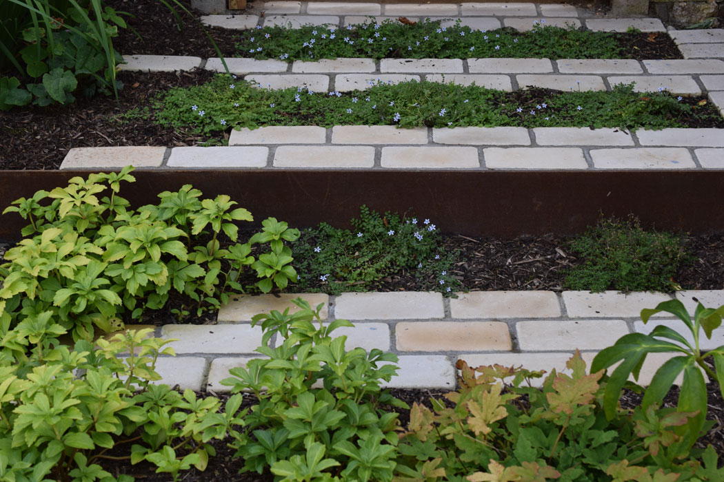 Corten steps and planting between setts